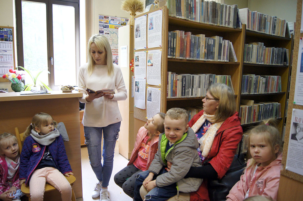 Przedszkolaki odwiedzają bibliotekę